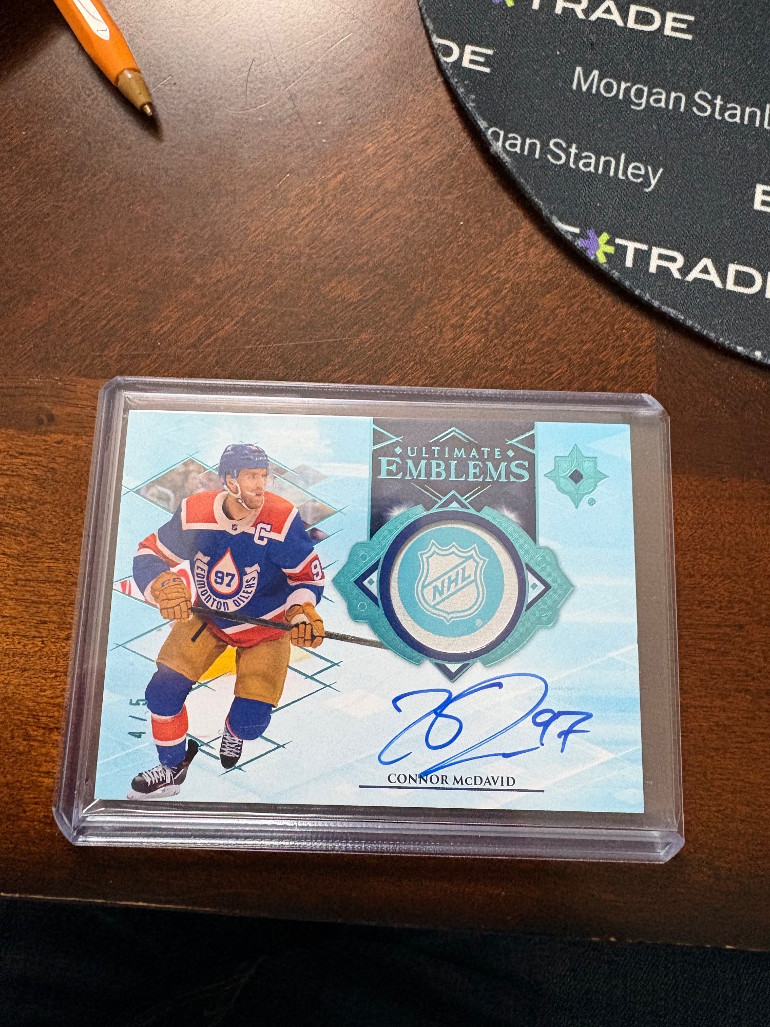 Connor McDavid Ultimate Emblems Auto /5 (Upper Deck 23/24) 